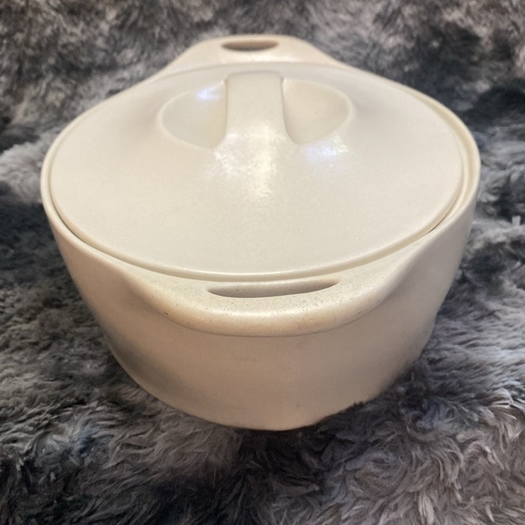 CORNING WARE CREATIONS 2 QT. BEIGE STONEWARE CASSEROLE
DISH W/ COVER - Picture 3 of 16